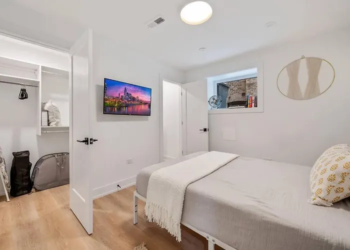 Logan Square Luxury Villa, 3 Beds, 3 Baths *
