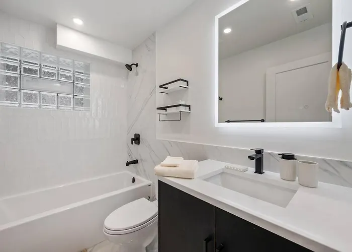 Logan Square Luxury Villa, 3 Beds, 3 Baths