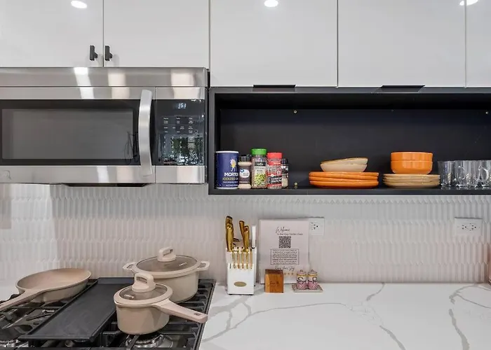 Logan Square Luxury Villa, 3 Beds, 3 Baths