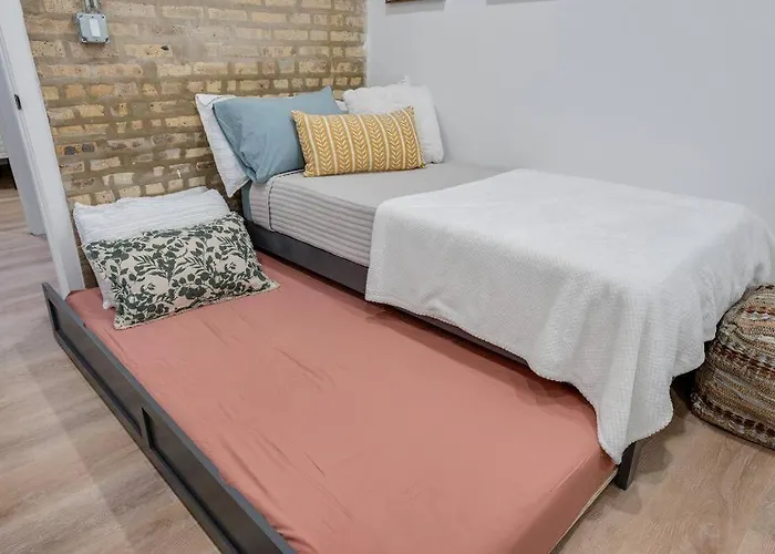 Logan Square Luxury Villa, 3 Beds, 3 Baths *