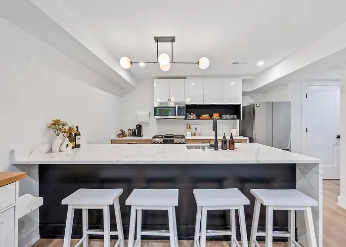 Logan Square Luxury Villa, 3 Beds, 3 Baths *