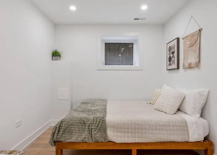 Logan Square Luxury Villa, 3 Beds, 3 Baths