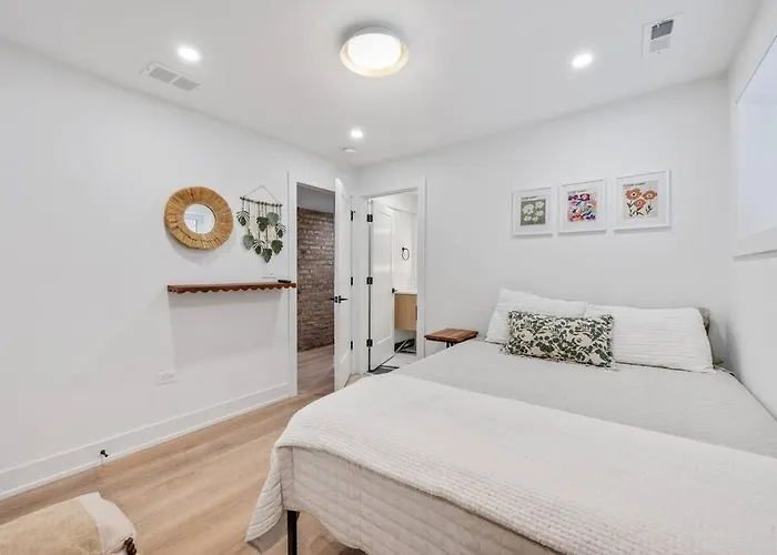 Logan Square Luxury Villa, 3 Beds, 3 Baths *